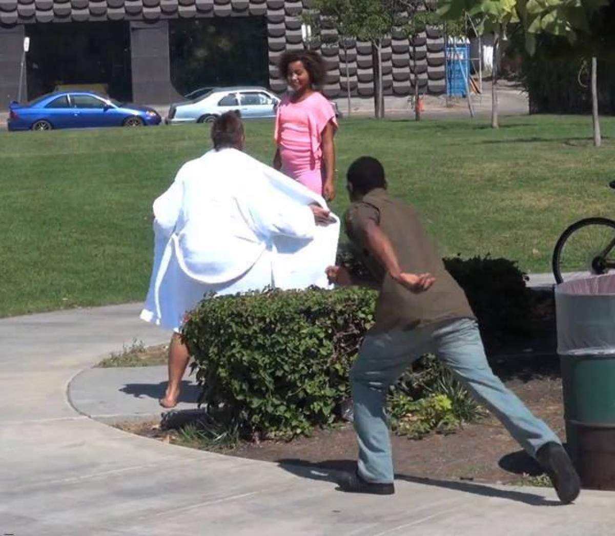 VIDEO / Mamele au înnebunit de furie! Un tip cu halatul descheiat le-a agresat copiii!