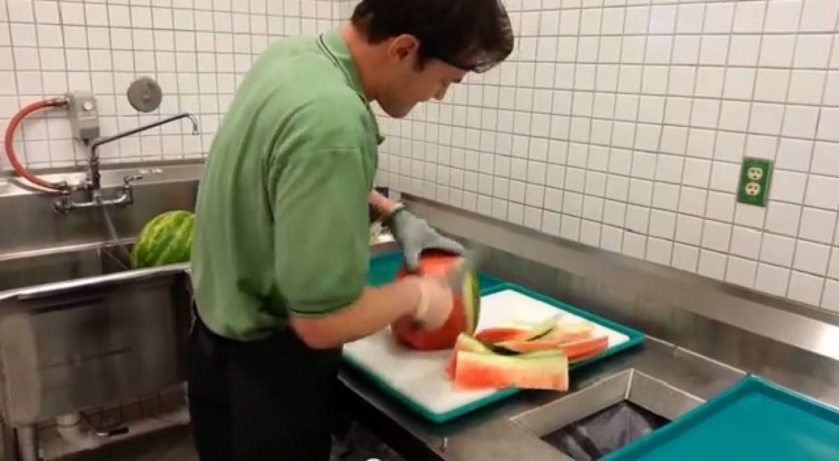 VIDEO / E sezonul pepenelui! Cum să cureţi complet unul în doar 20 de secunde!