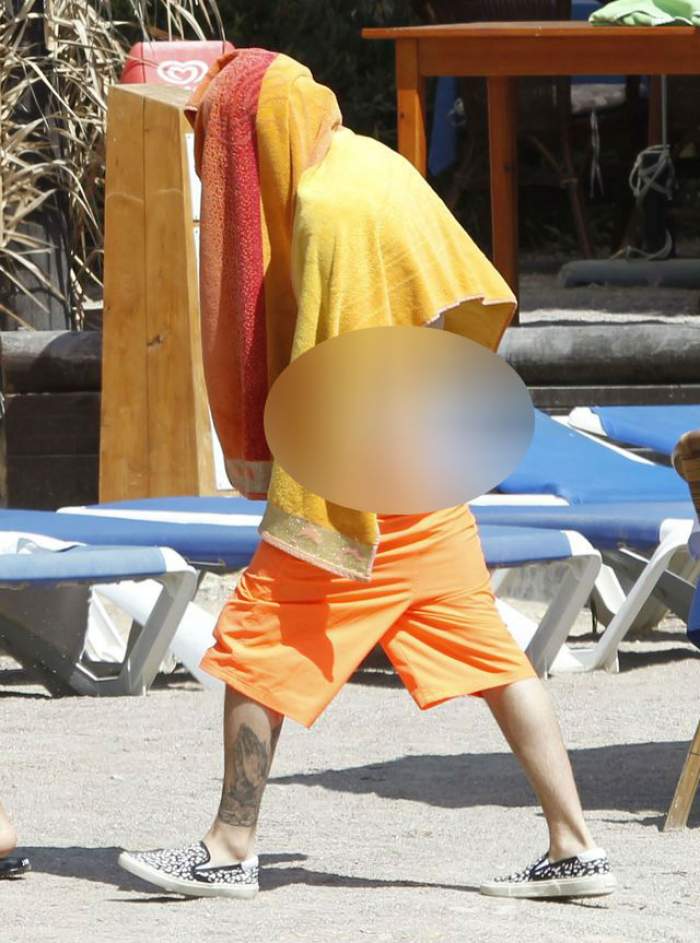 FOTO / Imaginea ruşinii! Justin Bieber, surprins cu pantalonii în vine şi cu lenjeria intimă la vedere