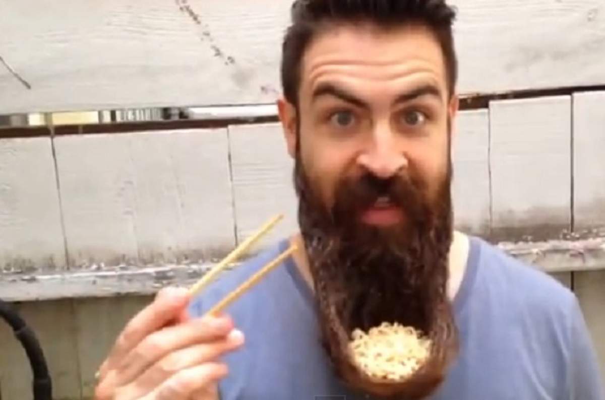 VIDEO/ Dezgustător! Ce face un bărbat cu barba nu ţi-ar fi trecut prin minte niciodată