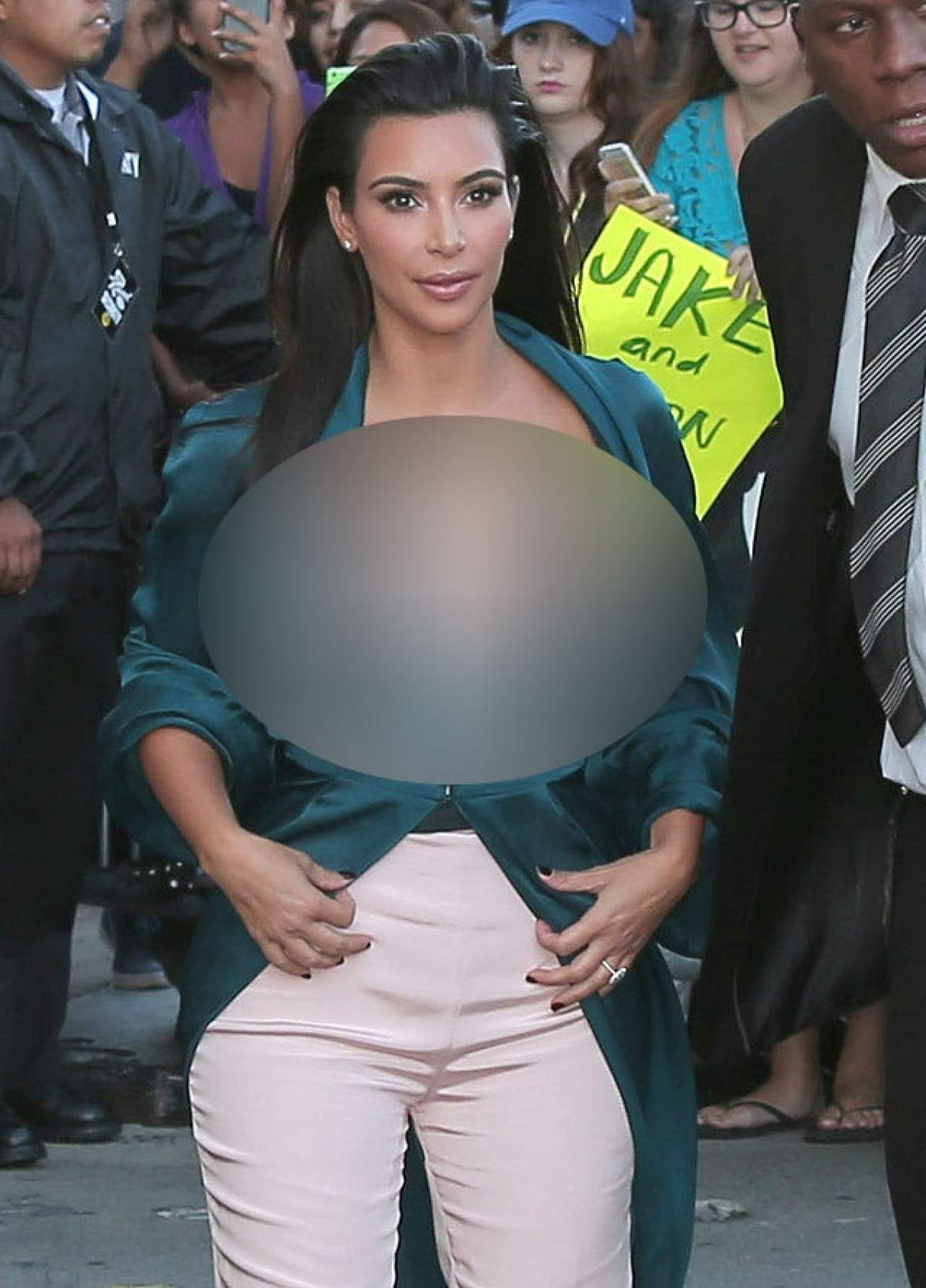 FOTO / Sânii au fost cât pe ce să-i iasă din decolteu! Kim Kardashian a făcut senzaţie într-o ţinută la limita decenţei!