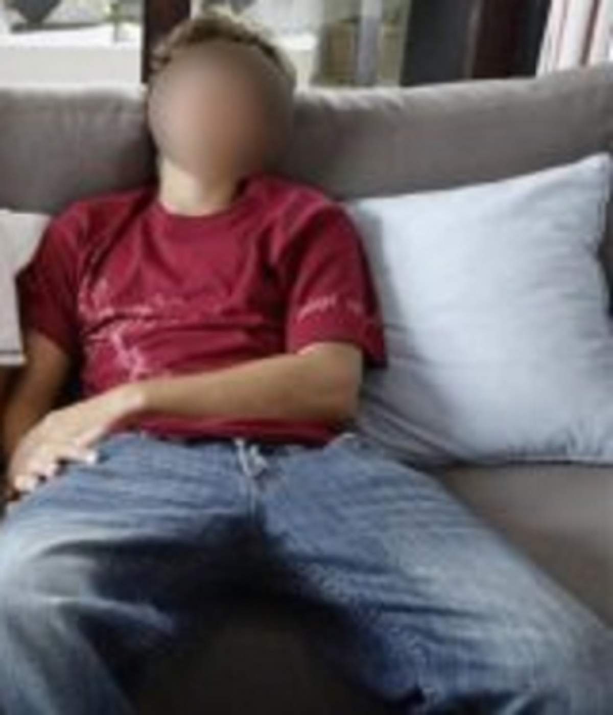 O mamă n-a avut nici pic de suflet! Ce i-a făcut fiului de 12 ani în timp ce iubitul ei îi urmărea prin webcam