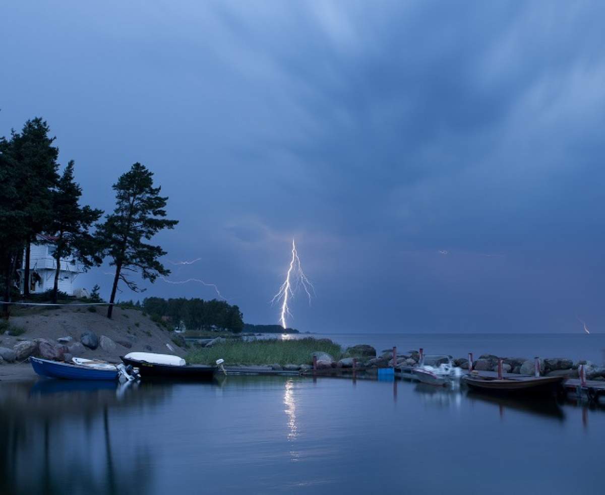 Meteorologii au numărat peste 5.000 de fulgere pe cer, într-o singură noapte!