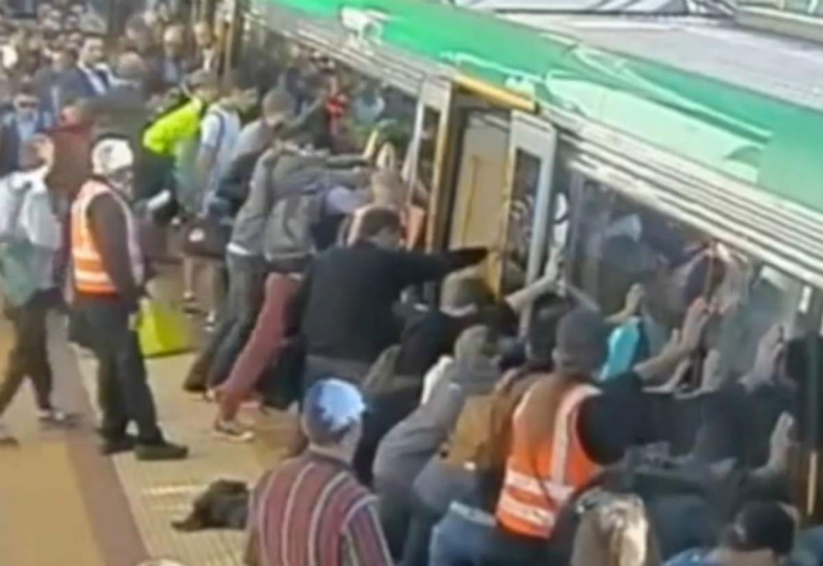 VIDEO INCREDIBIL / Tânăr, blocat între peron şi metrou, salvat de pasageri!