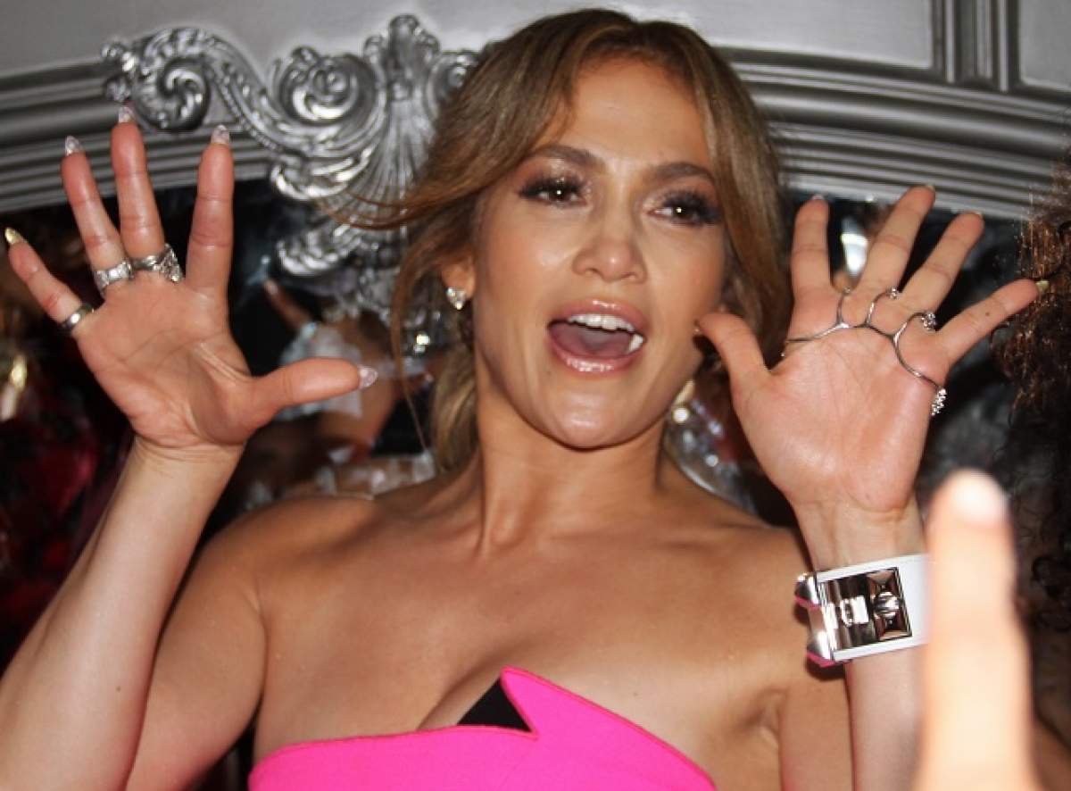 Jennifer Lopez şi-a înnebunind fanii cu decolteul năucitor! Şi-a "sugrumat" sânii într-o bluză minusculă