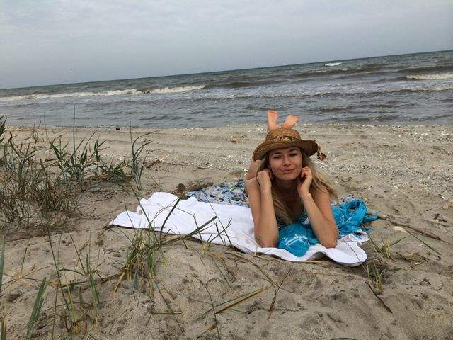 Laura Cosoi şi iubitul, pe o plajă pustie şi sălbatică! S-au ascuns de ochii curioşilor şi au trecut la... acţiune