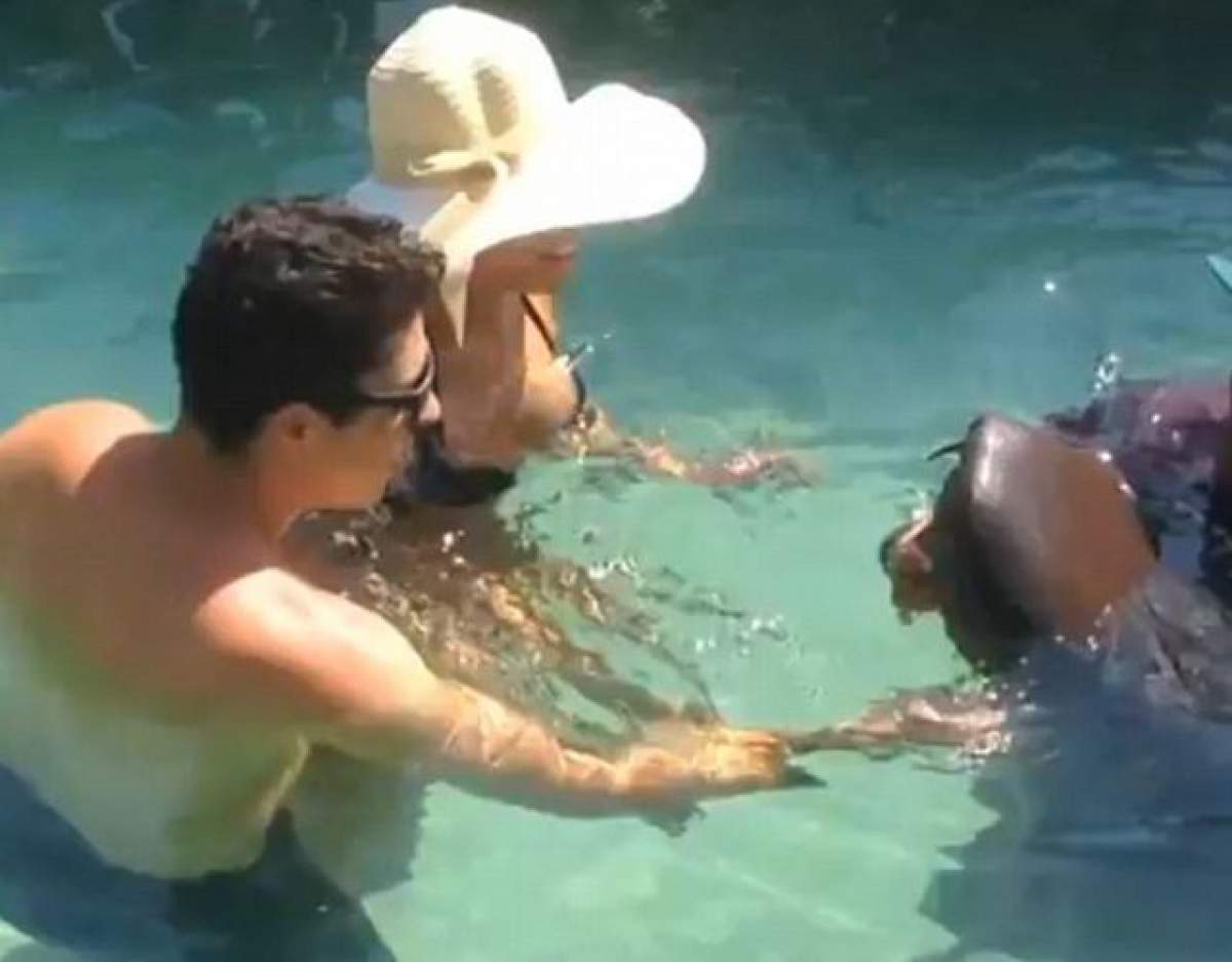 VIDEO / Nu te uita dacă nu ai stomacul tare! Un rechin îi vomită în faţă unui turist