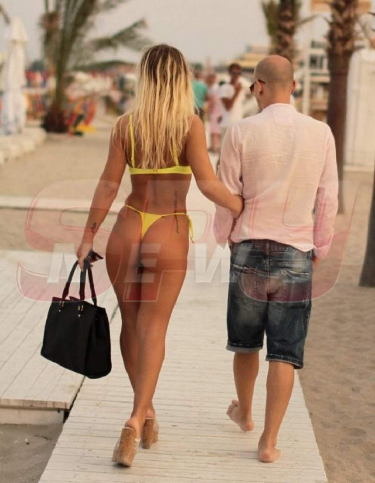S-au încins atât de tare sub palmier...Un celebru DJ și iubita lui, la un pas să facă sex pe plajă!