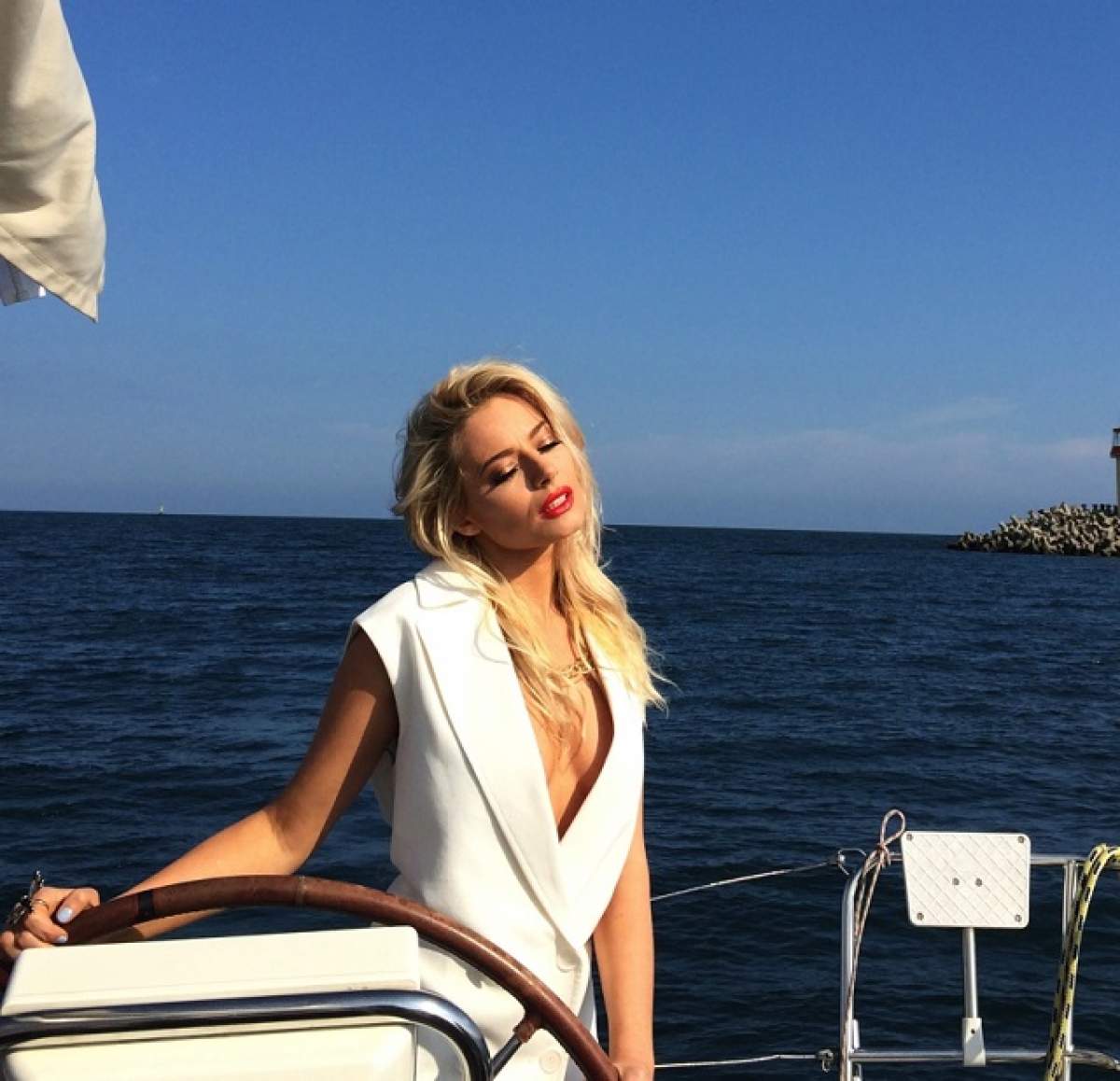 FOTO / Laura Cosoi, shooting se senzaţie pe yacht! Nu ai mai văzut-o niciodată atât de sexy!