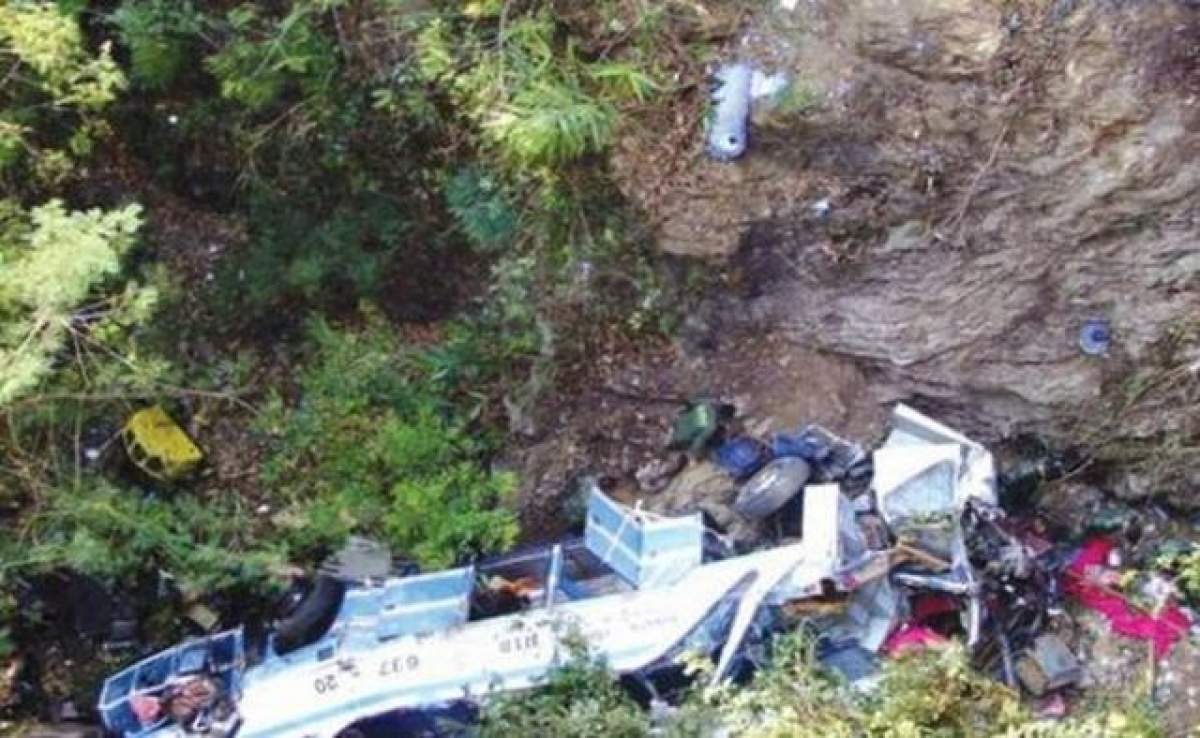 ACCIDENT ŞOCANT Un autocar s-a prăbuşit în prăpastie! 44 de persoane au murit şi 11 sunt rănite grav