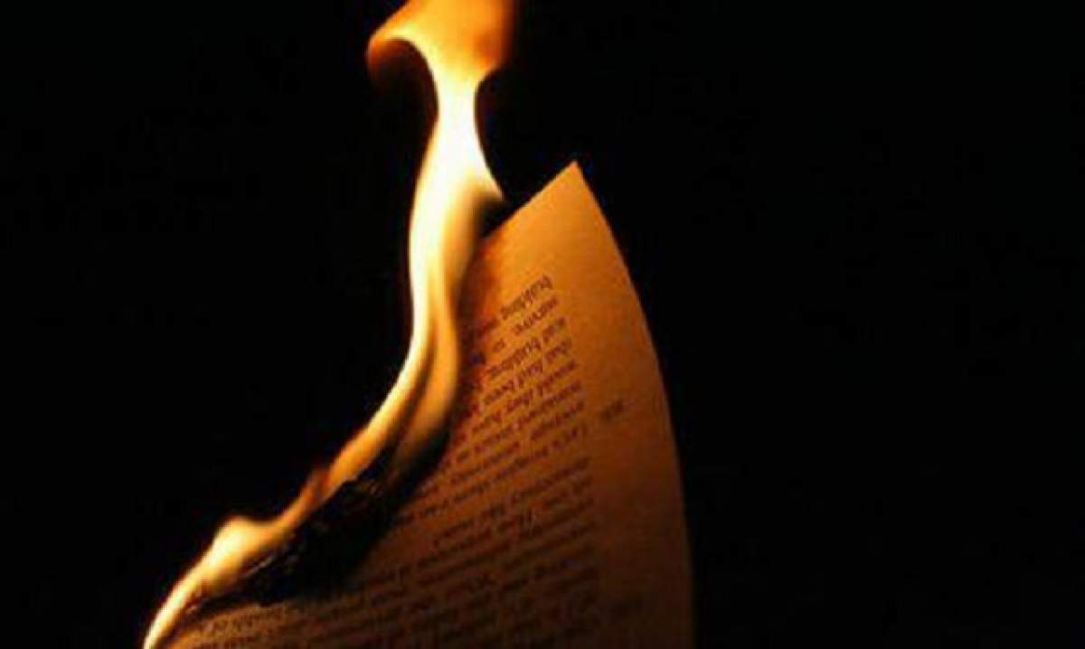 A dat foc Bibliei şi apoi a urinat pe ea! Nu o să-ţi vină să crezi ce a urmat