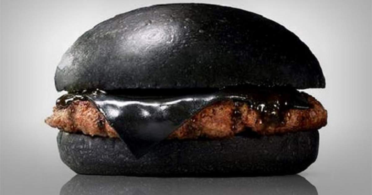 Un lanţ de restaurante fast-food a lansat burgerul negru! Tu ai avea curaj să mănânci aşa ceva?
