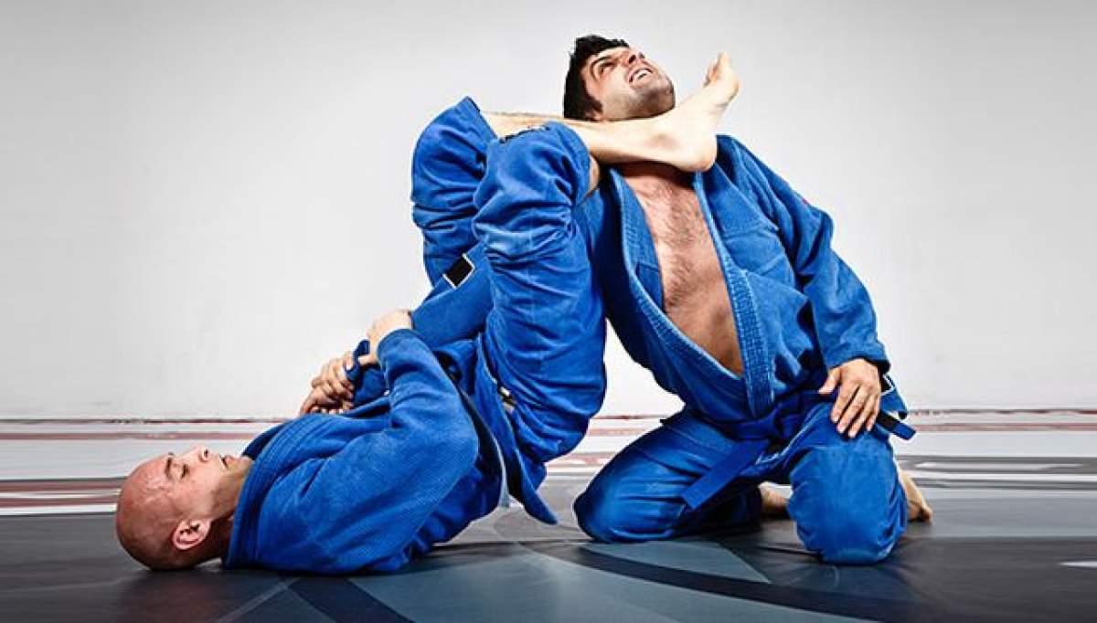 Vezi ce fotbalist celebru s-a apucat de  jujitsu brazilian! După ce și-a luat-o pe cocoașă în Centrul Vechi a constatat că lecțiile de arte marțiale sunt OBLIGATORII!