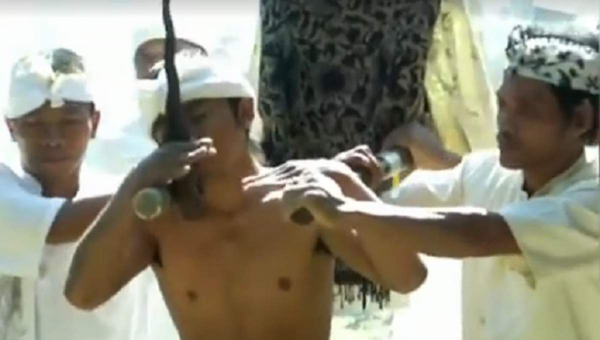 VIDEO/ Ceremonie cutremurătoare! Locuitorii din Bali se înjunghie în piept în semn de recunoştinţă pentru strămoşi