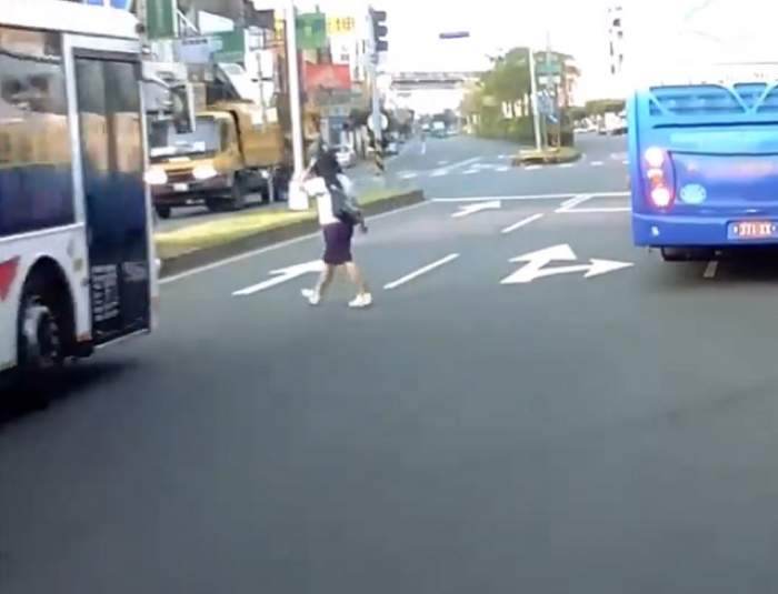 VIDEO / O elevă a trecut strada fără se se asigure. Deznodământul este DEMENȚIAL!