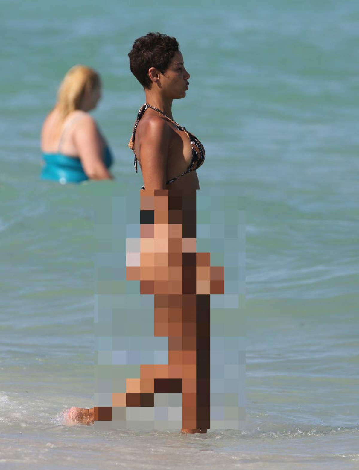 FOTO / Abdomen perfect şi posterior defect! Cum arată Nicole Murphy în costum de baie!