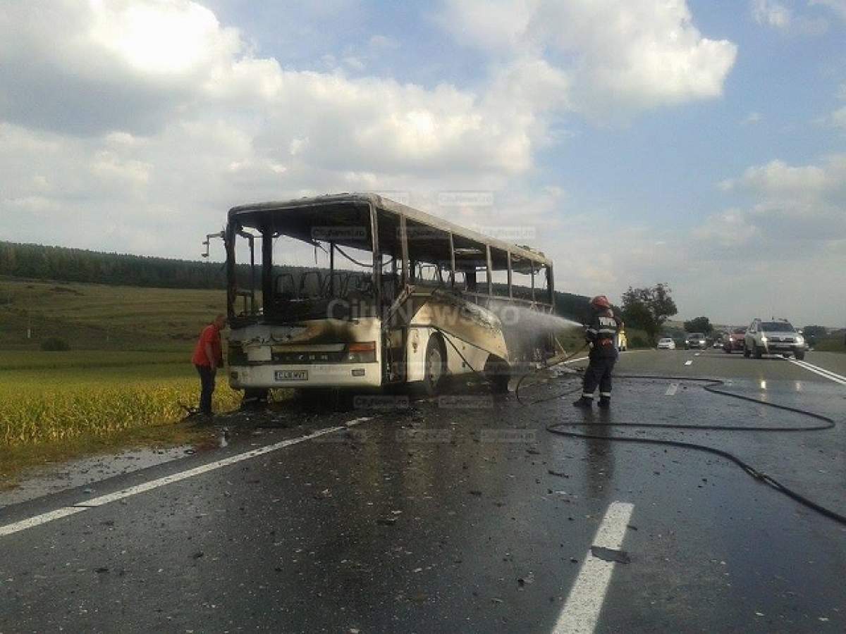 Autocar, în flăcări la Cluj! În mijlocul de transport în comun erau 10 călători