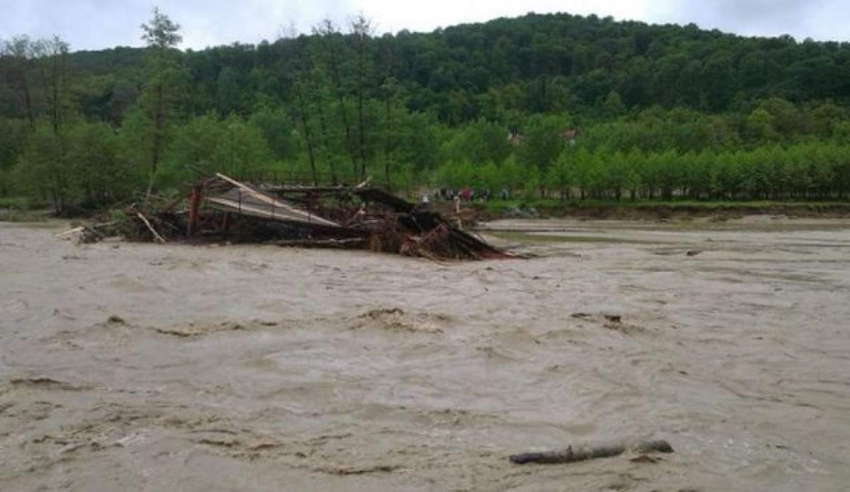 Nu scăpăm de apă! Codul portocaliu de inundaţii se prelungeşte până miercuri. Vezi zonele afectate