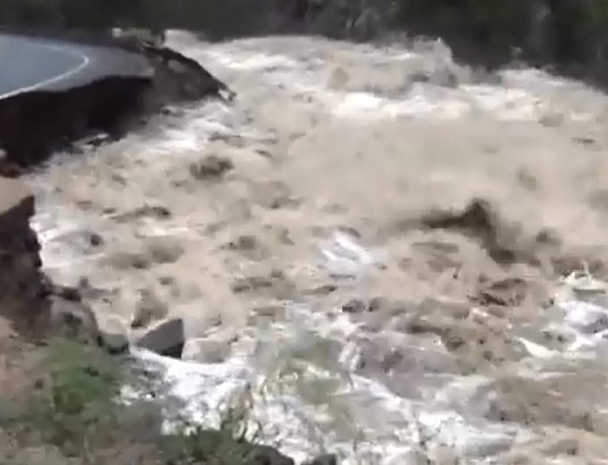 VIDEO /  Cum se vede dezastrul făcut de inundații, din elicopter