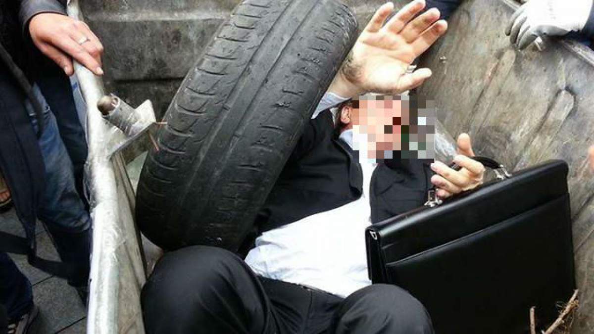 VIDEO / Un politician a fost aruncat la ghena de gunoi: "Din cauza ta, mor fraţii şi prietenii noştri"