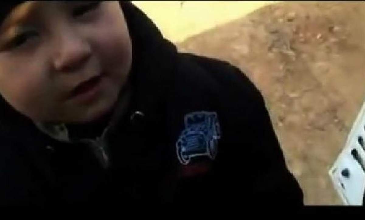 VIDEO / O fetiţă de 4 ani a renunţat la jucării pentru mitralieră! Copilul a fost instruit de luptătorii Al Qaida din Siria