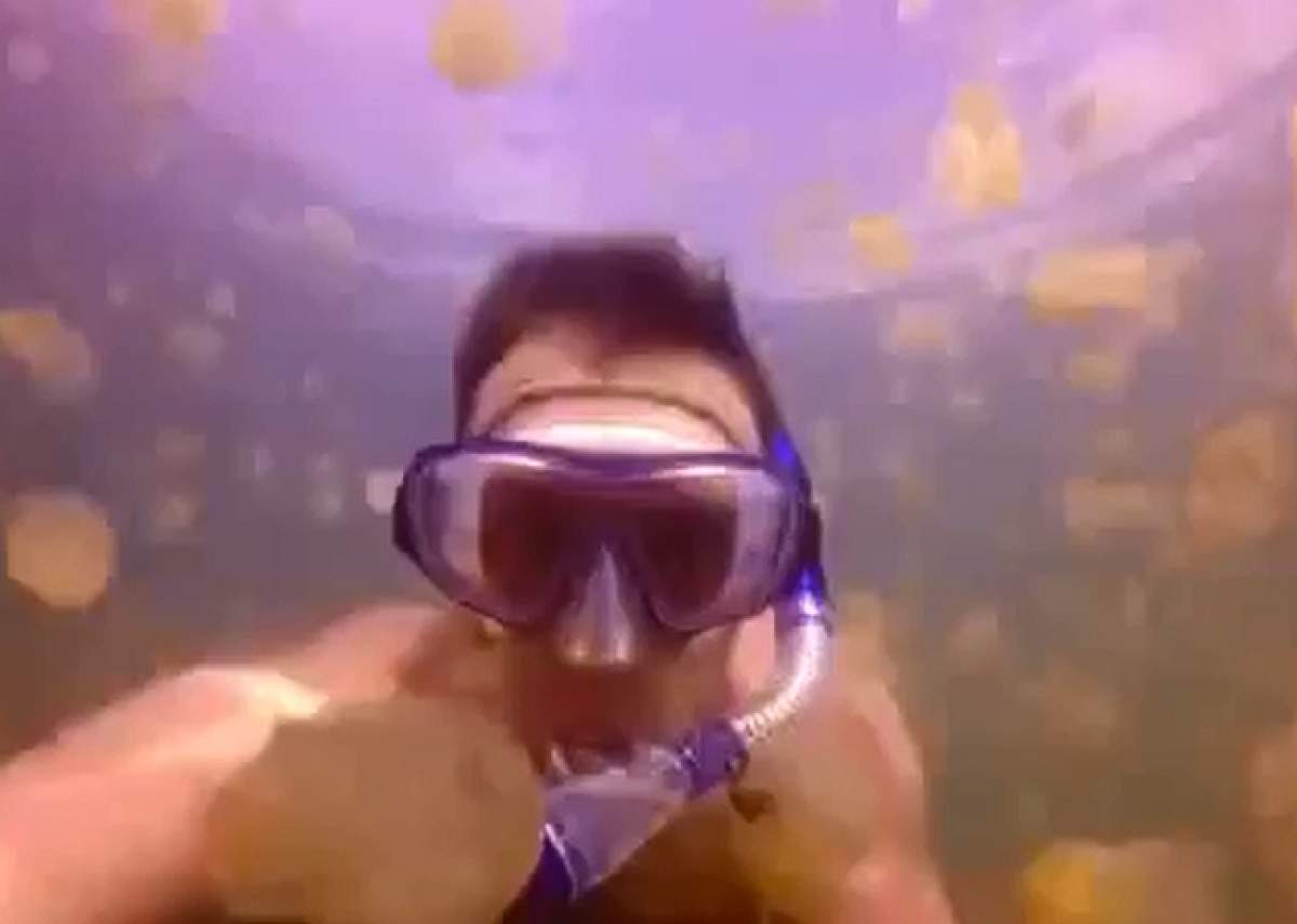 VIDEO / Un bărbat înoată printre meduze! Întregul moment a fost filmat! Ce s-a întâmplat