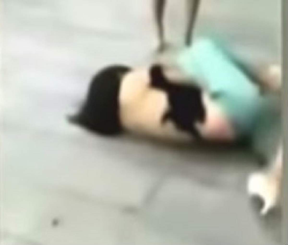 VIDEO / Dezbrăcată şi BĂTUTĂ într-un mall, după ce a destrămat o CĂSNICIE