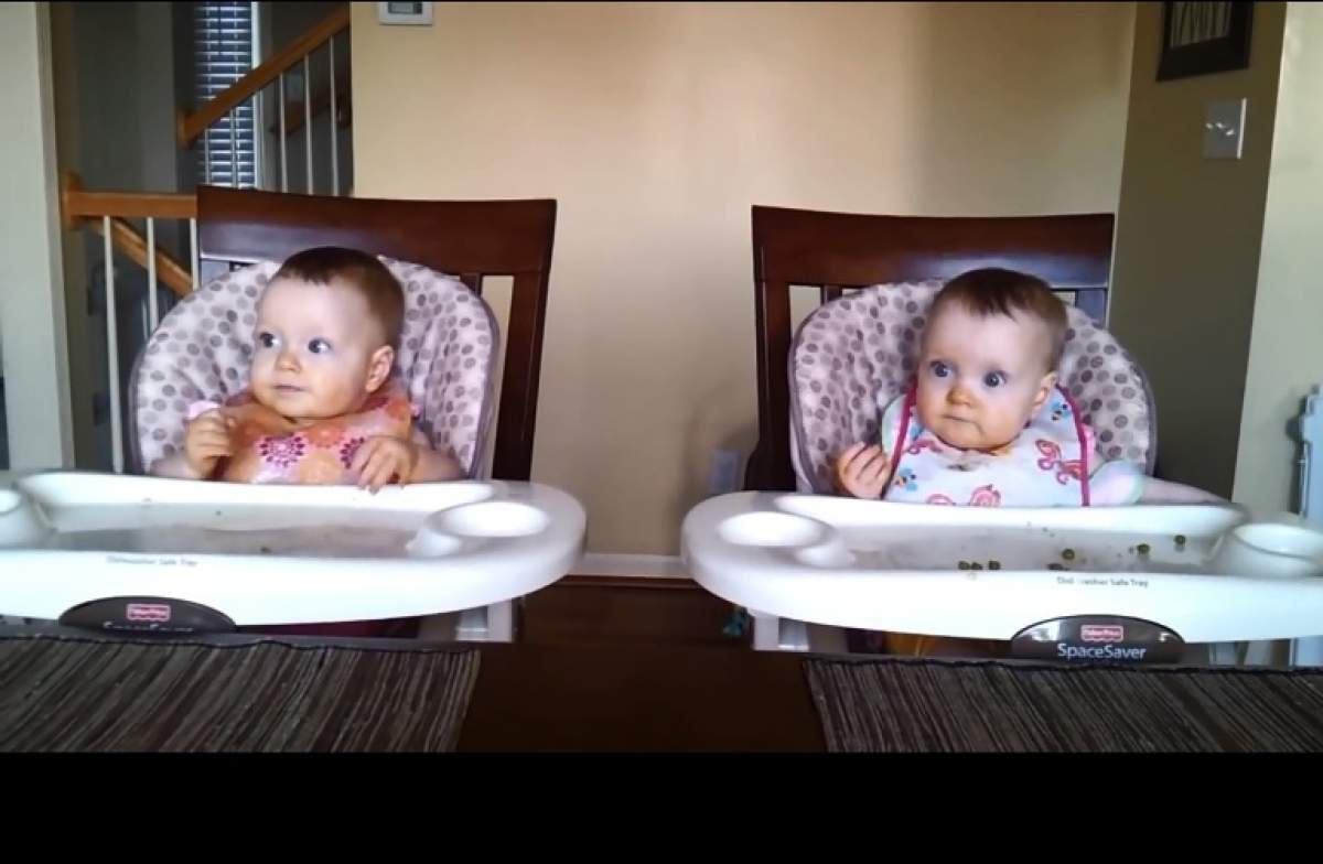 VIDEO / Cum reacţionează două gemene când tatăl lor începe să cânte la chitară! 22 de milioane de oameni au văzut acest clip