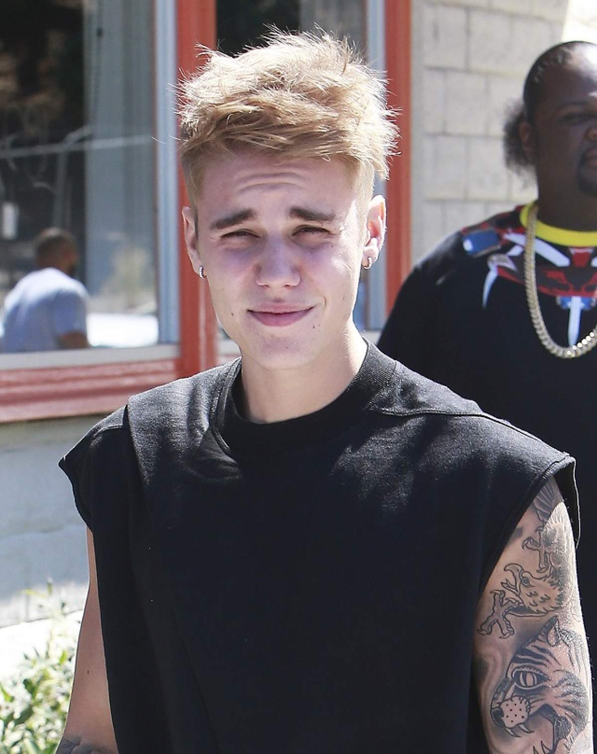 Justin Bieber a fost arestat, după ce a fost implicat într-un accident rutier