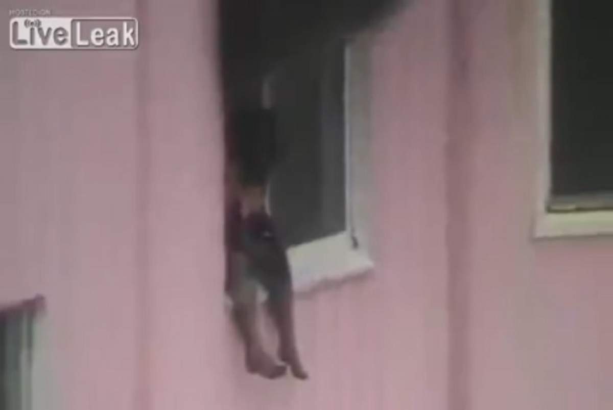 VIDEO 18+ /  Nu te uita dacă ai probleme cu inima! Imagini explicite cu o femeie care cade de la etajul şase