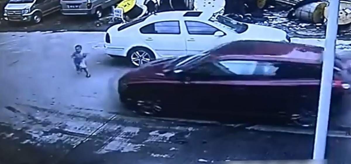 VIDEO / Nu te aşteptai la asta! Ce s-a întâmplat cu un copil de 3 ani după ce a fost călcat de o maşină