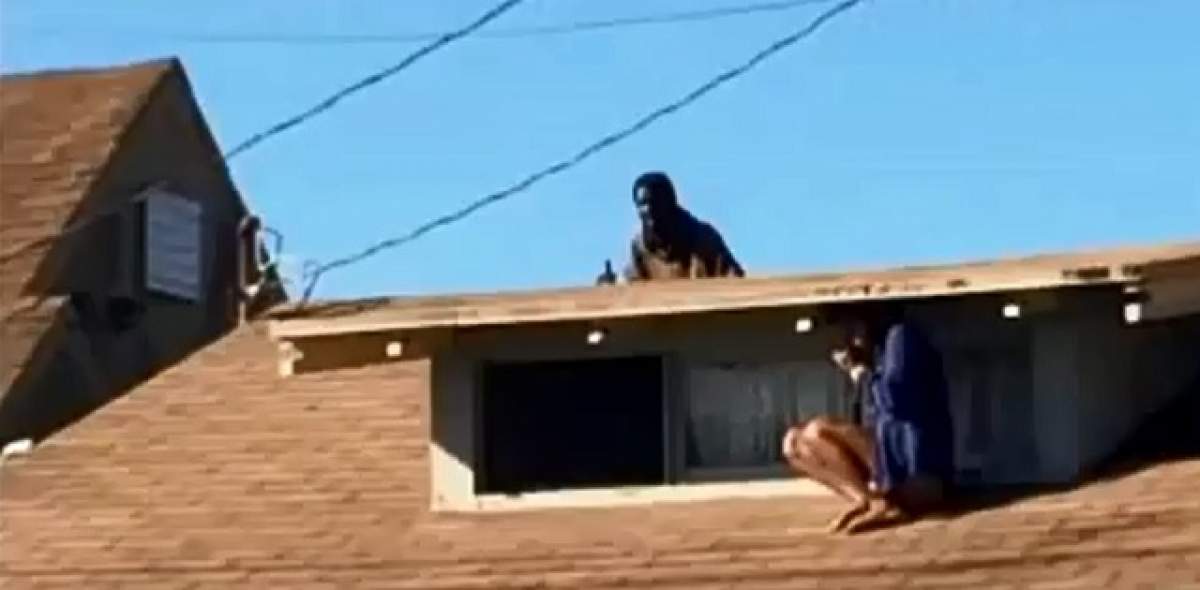 VIDEO/ Imaginea care a făcut înconjurul lumii! O femeie a fost urmărită de un hoţ până pe acoperişul casei!
