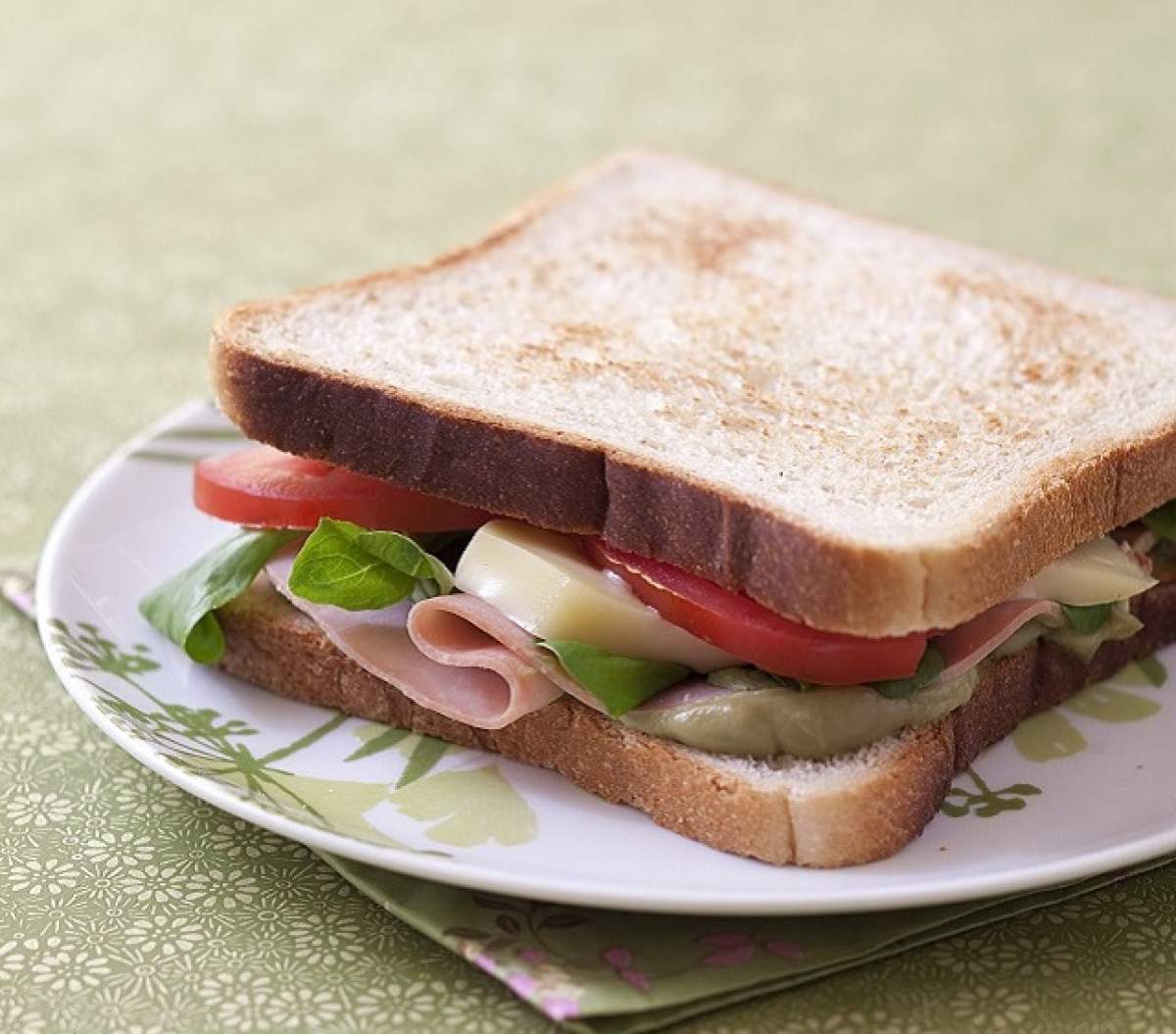 Îţi va provoca greaţă! Ce a găsit o fetiţă de şapte ani în sandwich-ul pe care-l mânca zilnic