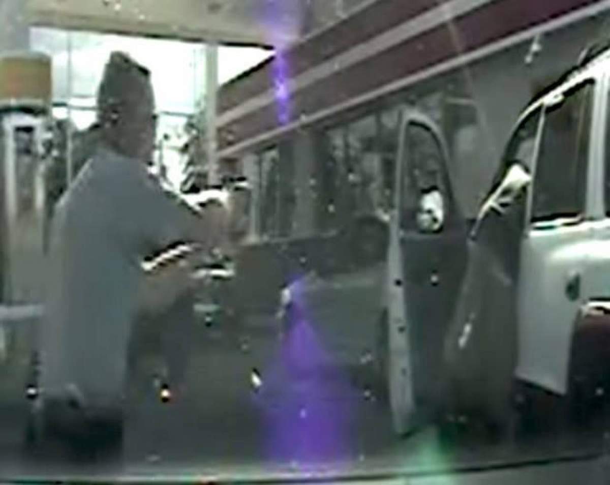 VIDEO/ Un bărbat a fost împuşcat de un fost poliţist la o benzinărie! Motivul este incredibil!