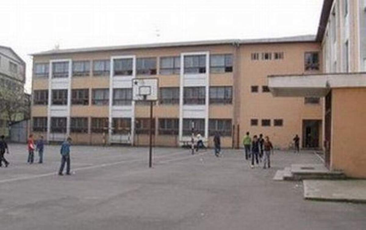 TRAGEDIE! Un elev de 14 ani a murit în curtea şcolii