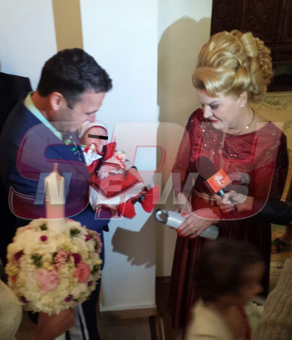 FOTO Uite ce vestimentaţie inedită are nepoata Mariei Cârneci la botez!