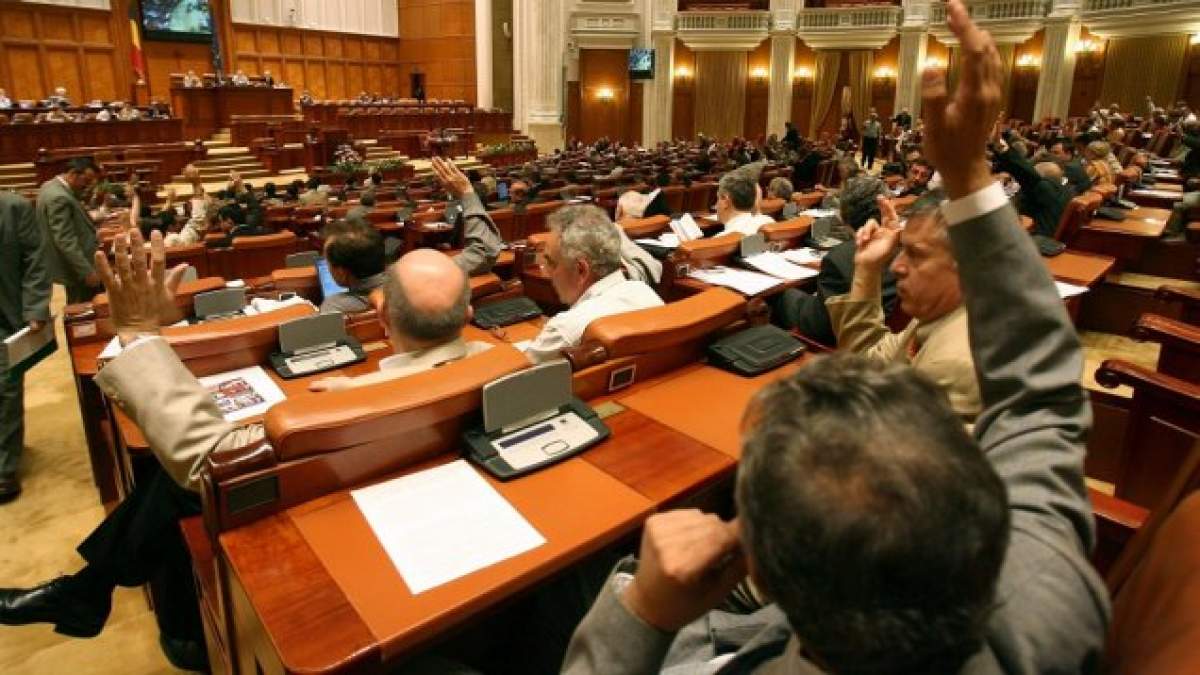 HALUCINANT Decizie a judecătorilor! Partidul Democrat Liberal forţat să-şi plătească hârtia igienică!