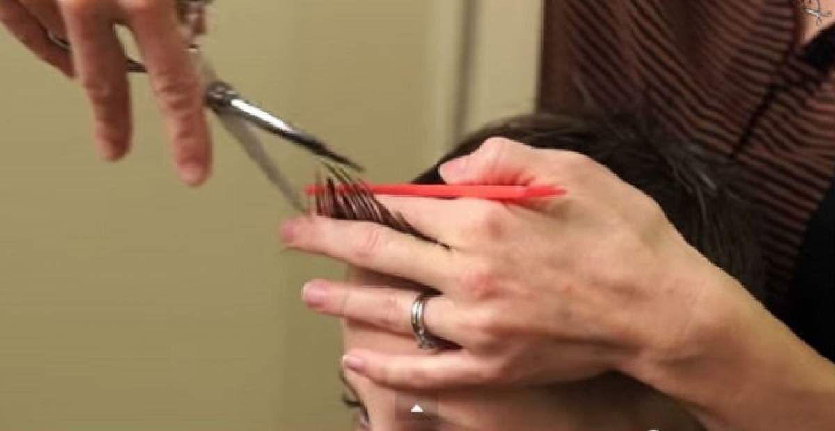 GEST ŞOCANT! O profesoară din Suceava a tăiat părul unui elev, în timpul orei de curs. Băiatul a fost umilit în faţa tuturor
