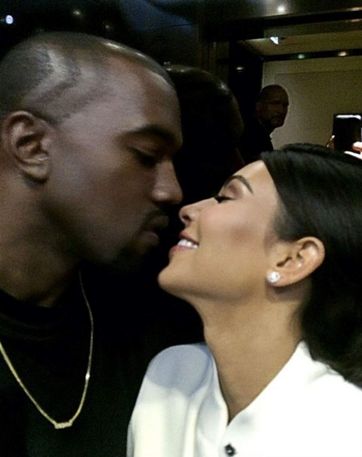 Kanye West şi Kim Kardashian nu s-au mai putut abţine! Atingeri pătimaşe între cei doi, în drum spre camera de hotel