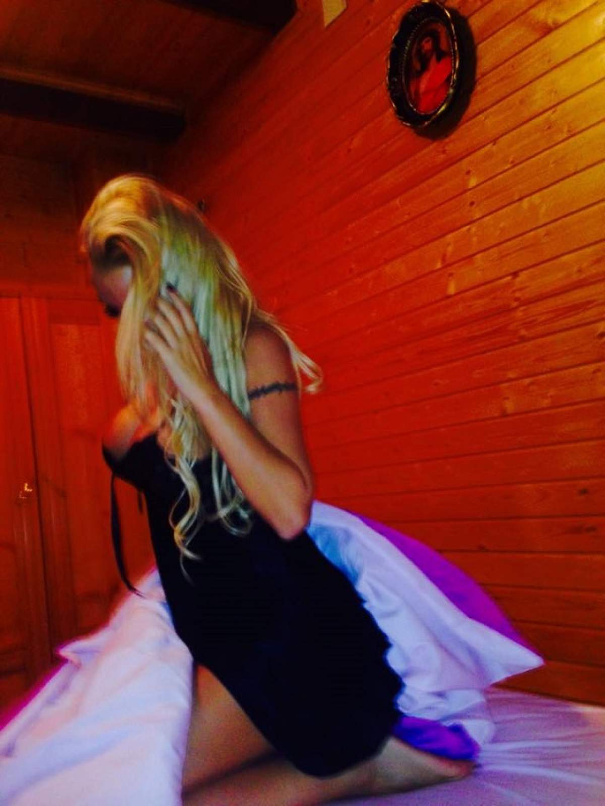 A renunţat la bărbaţi? O blondă celebră pozează sexy pentru o altă femeie: "Amintire din prima noastră..."