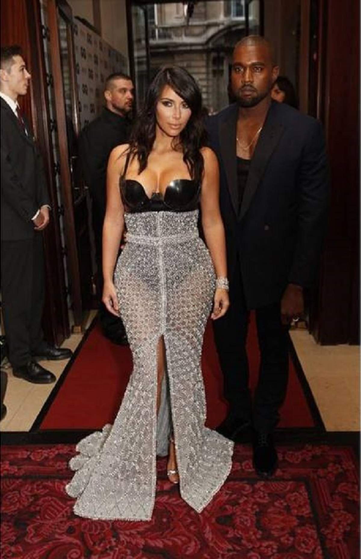 Fotografie controversată! Kim Kardashian a fost surprinsă în timp ce se pipăia!