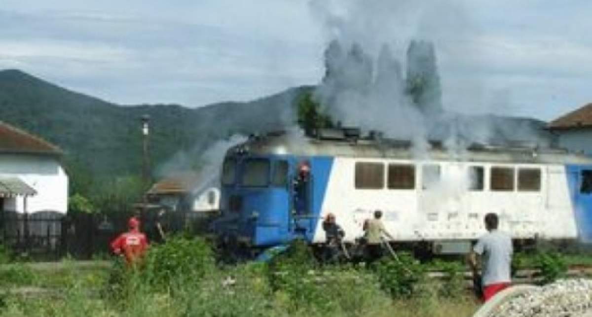 Clipe de groază pentru călători! O locomotivă a unui tren din Mureş a luat foc