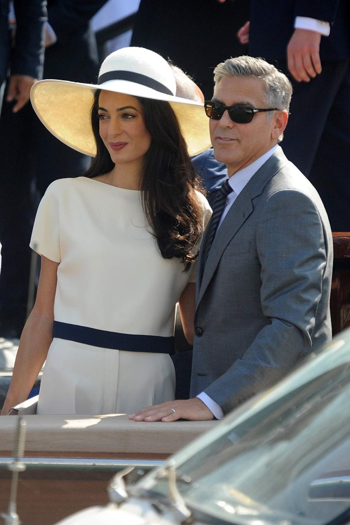 PRIMELE FOTOGRAFII cu rochia de mireasă a soţiei lui George Clooney!