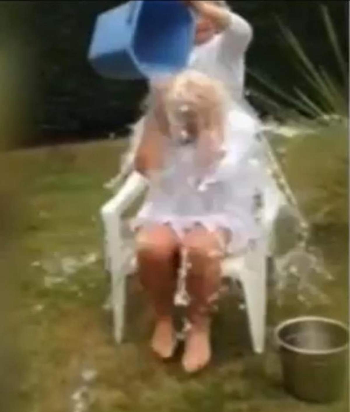 VIDEO/ Ice Challenge Bucket cu gâtul rupt! Ce a păţit o femeie după ce a acceptat provocarea!