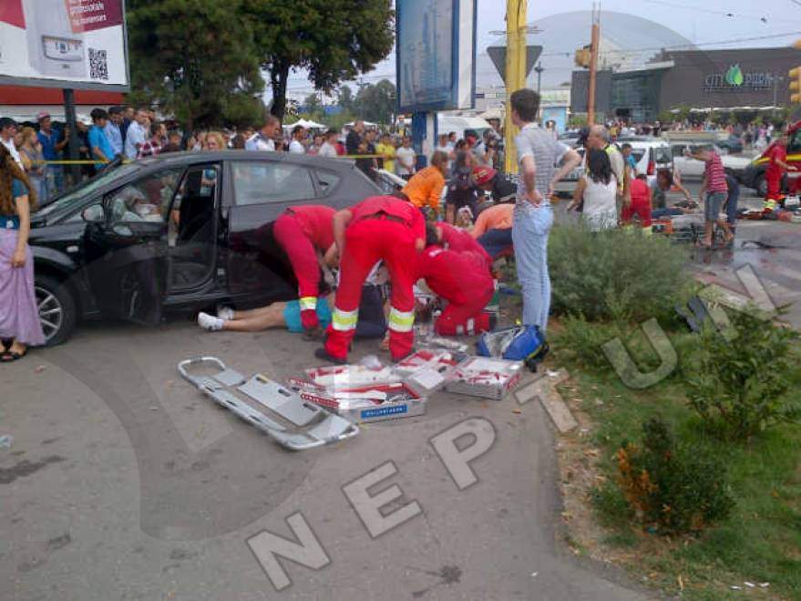 Imagini şocante! Accident oribil în Constanţa! Un mort şi 5 răniţi, după ce o maşină i-a spulberat de pe trotuar