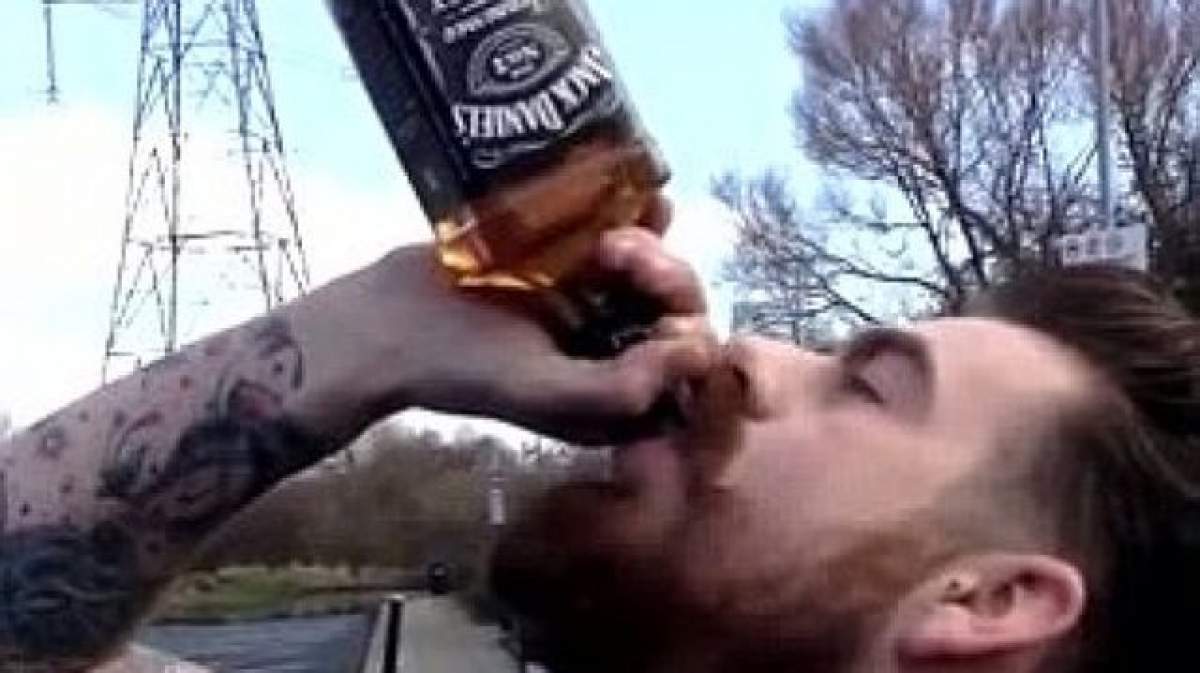 VIDEO / Un bărbat a dat pe gât o sticlă de whiskey în 10 secunde! Ce s-a întâmplat după e incredibil
