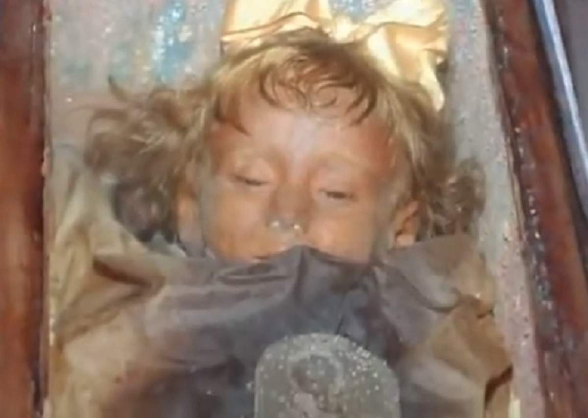 VIDEO/ O fetiţă mumificată acum 94 de ani, dă fiori reci pe şira spinării!