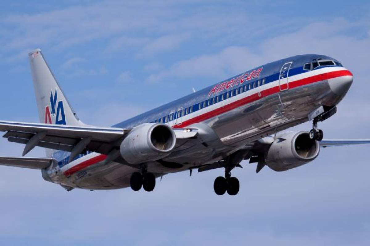 O nouă tragedie aeriană! Un avion al companiei American Airlines s-a rupt în două şi s-a prăbuşit!