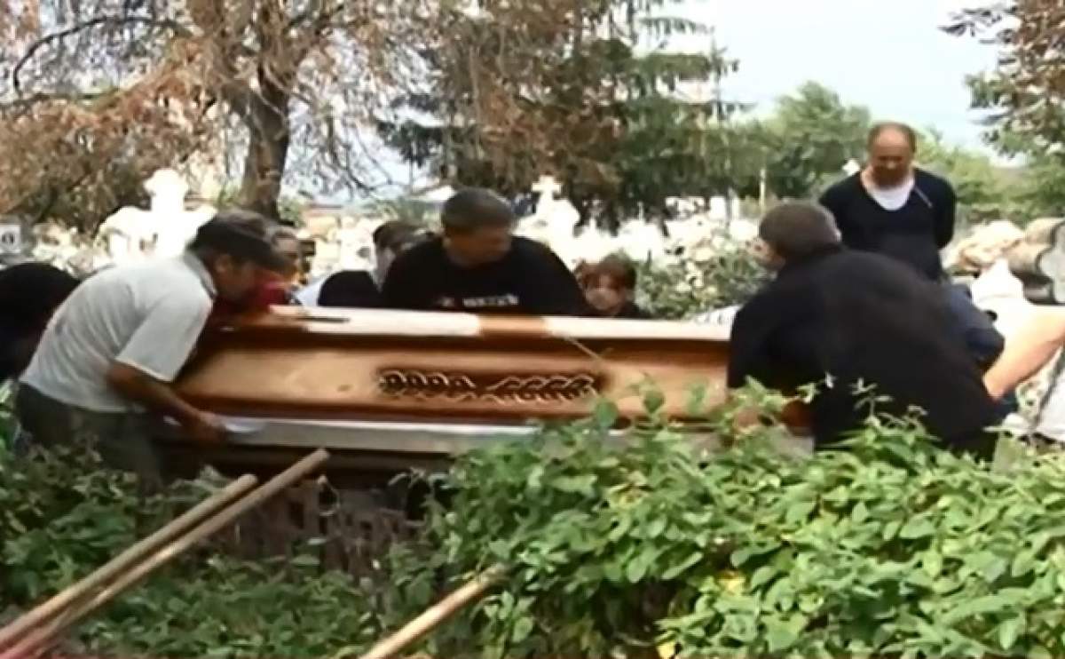 VIDEO / Înmormântare de groază! Au fugit mâncând pământul după ce mortul s-a mișcat în sicriu
