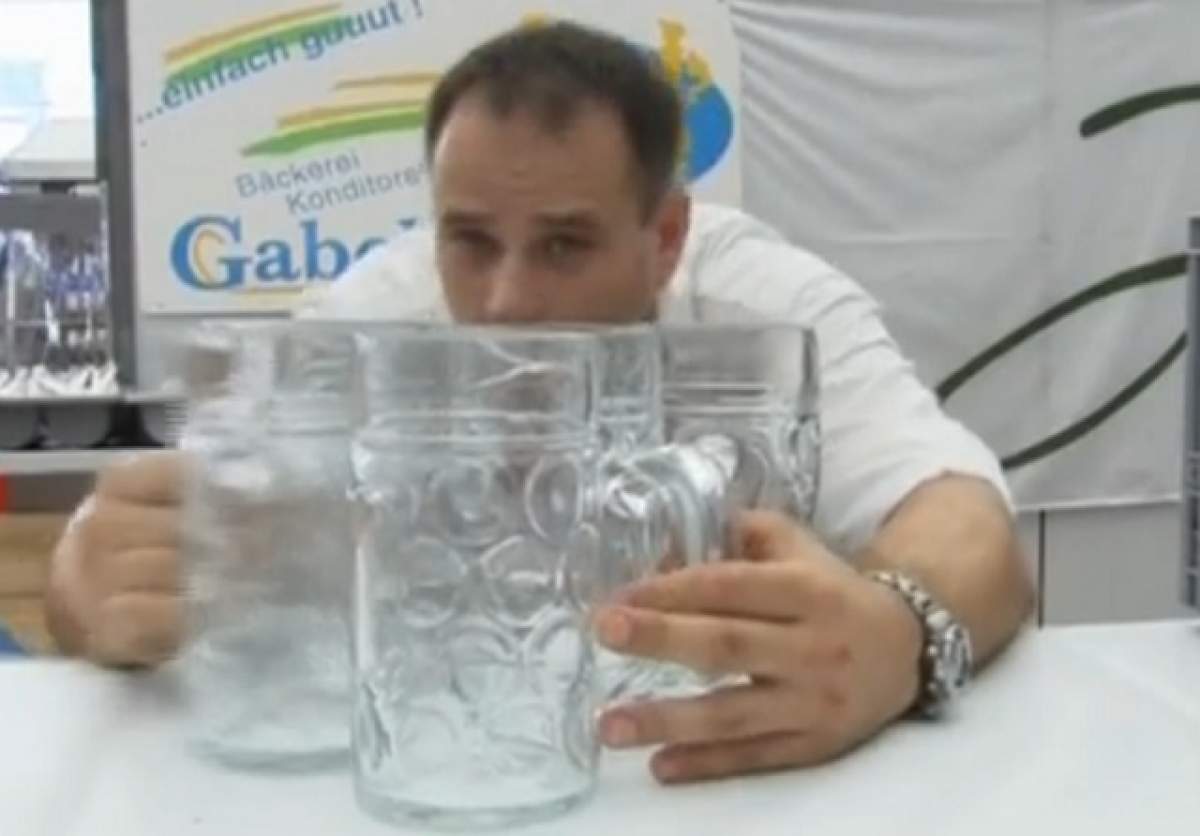 VIDEO  / Să vezi şi să nu crezi! Un bărbat a cărat 27 de halbe cu bere cu mâinile goale